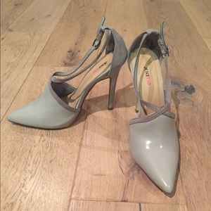JustFab Joan Light Gray Pumps sz 6.5